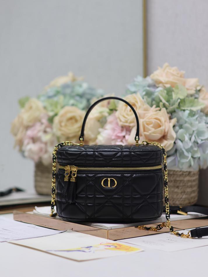 Borsa da toilette piccola Dior 30 Montaigne “Pelle di pecora nera”