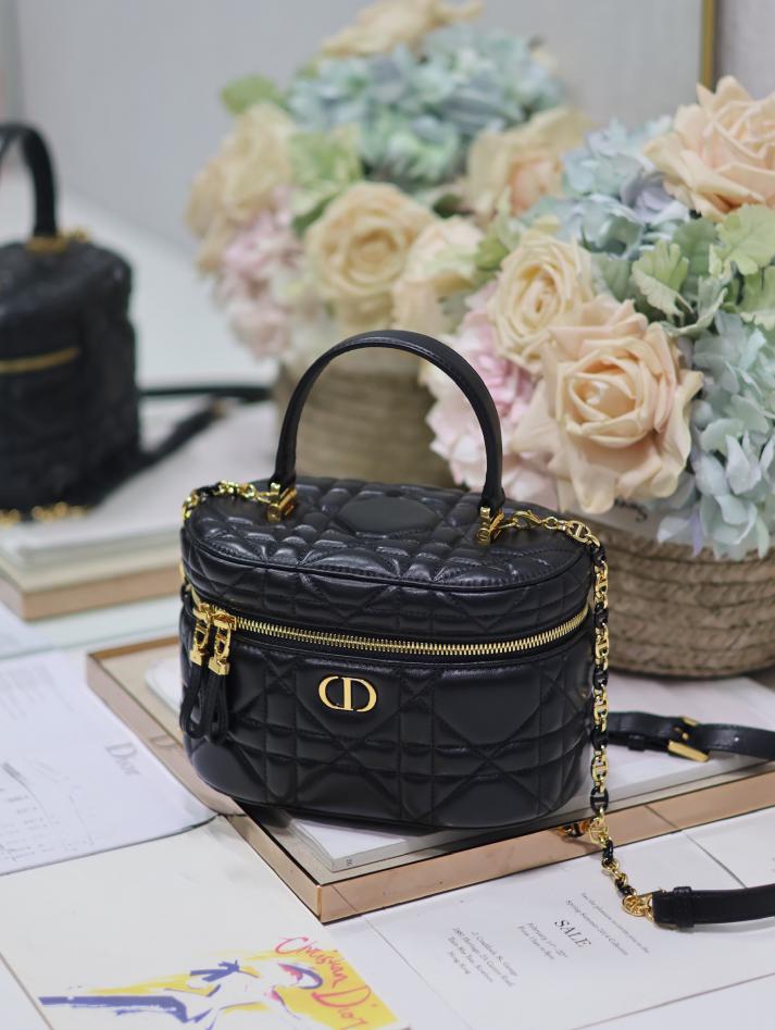Borsa da toilette piccola Dior 30 Montaigne “Pelle di pecora nera”