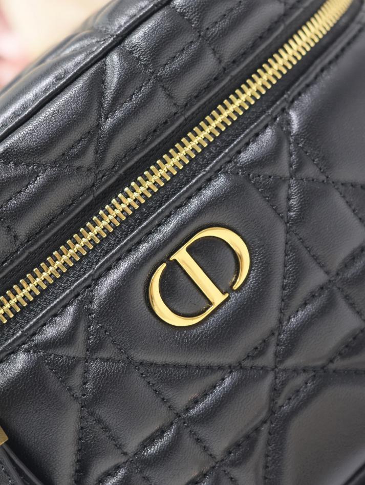 Borsa da toilette piccola Dior 30 Montaigne “Pelle di pecora nera”